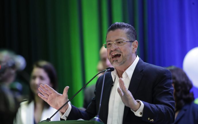 El controvertido Rodrigo Chaves gana la presidencia de Costa Rica con 52%