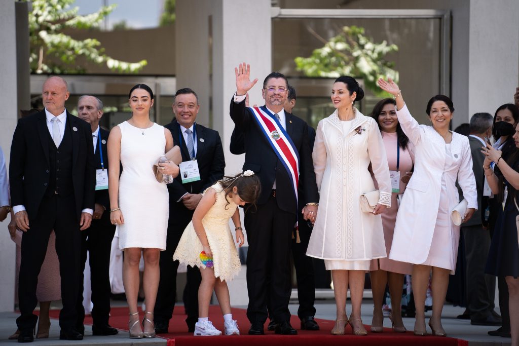 Chaves asume la presidencia de Costa Rica y promete “reconstruir la casa”