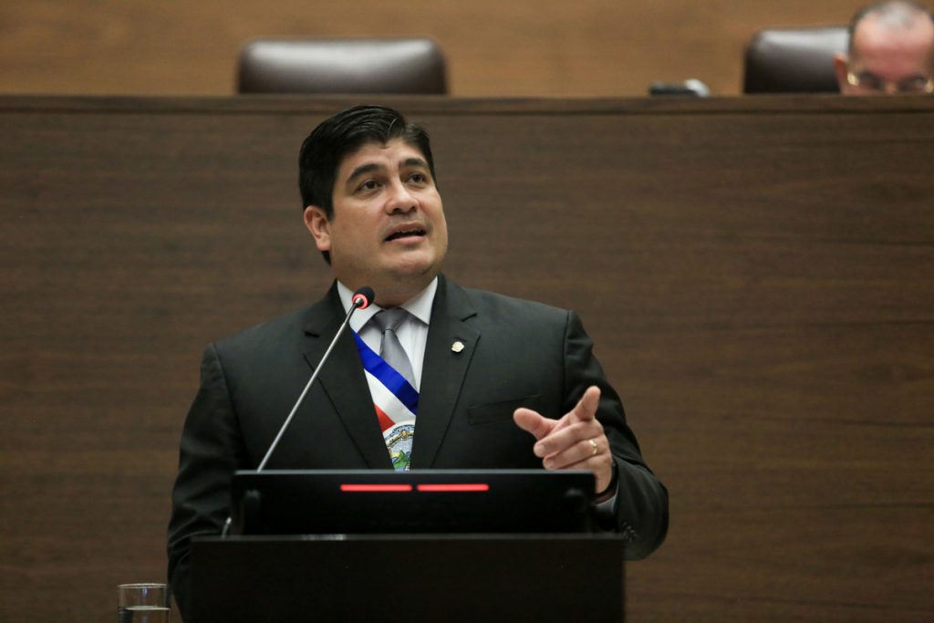 Antes de irse, el presidente Carlos Alvarado veta parcialmente una “Ley Mordaza” en Costa Rica