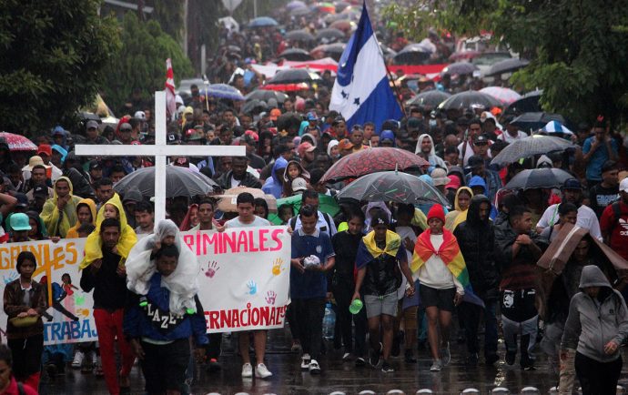 Inédita caravana de 15 mil migrantes parte hacia EE. UU.