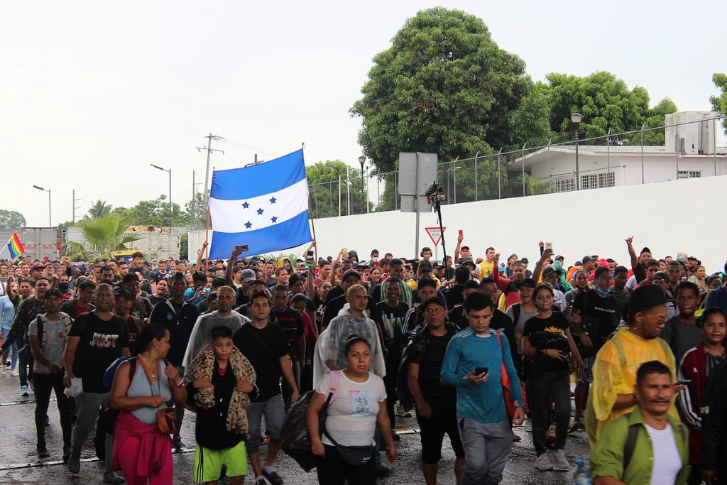 Inédita caravana de 15 mil migrantes parte hacia EE. UU.