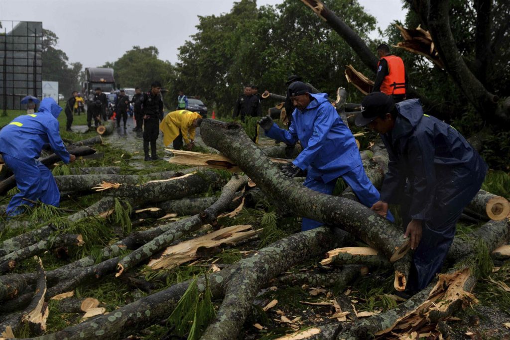 Bonnie se aleja de El Salvador, pero fuertes lluvias seguirán