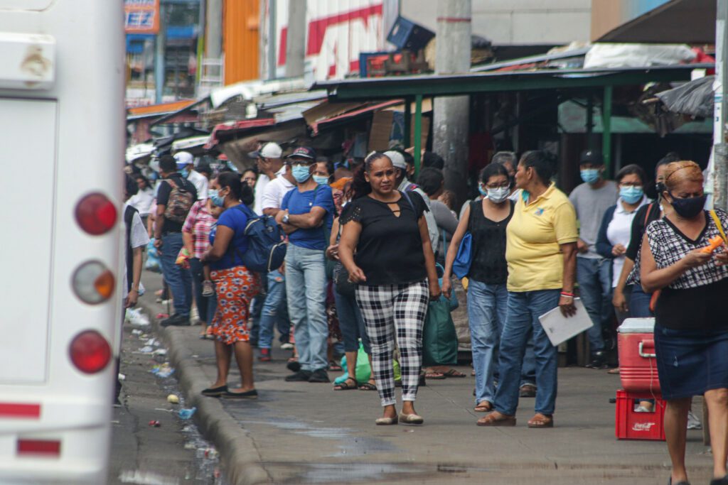 Barómetro de las Américas: 53% de nicaragüenses piensa migrar por razones económicas