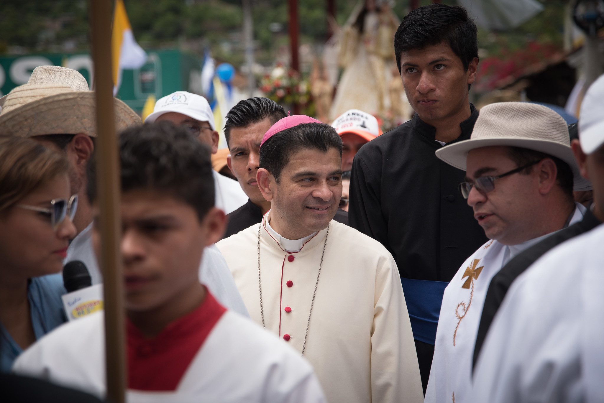 Ortega y Murillo apuntan a un destierro “diplomático” de monseñor Álvarez