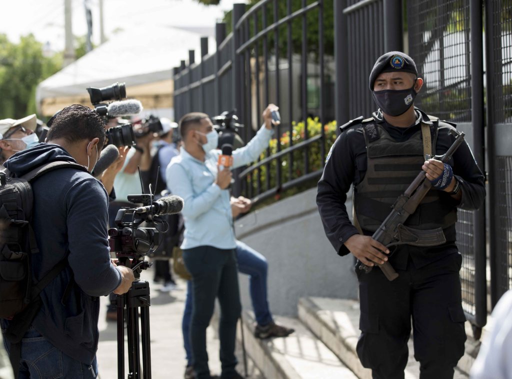 Los Ortega-Murillo arrasan con una veintena de medios comunitarios en quince días