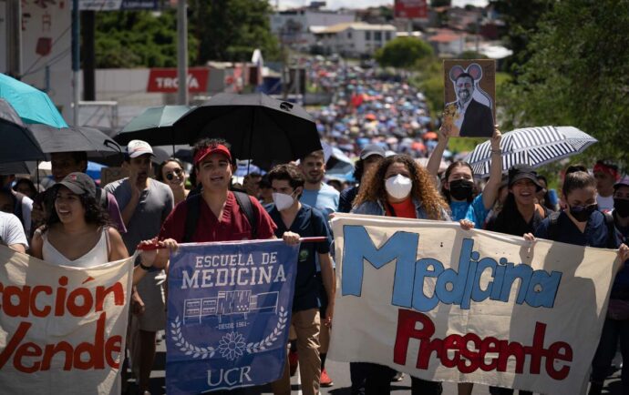 Así fue la marcha que obligó a Rodrigo Chaves a descartar la reducción presupuesto universitario