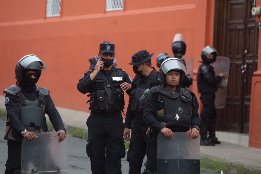 Comida racionada y sin medicamentos: así vive el obispo Álvarez y sus sacerdotes el secuestro policial