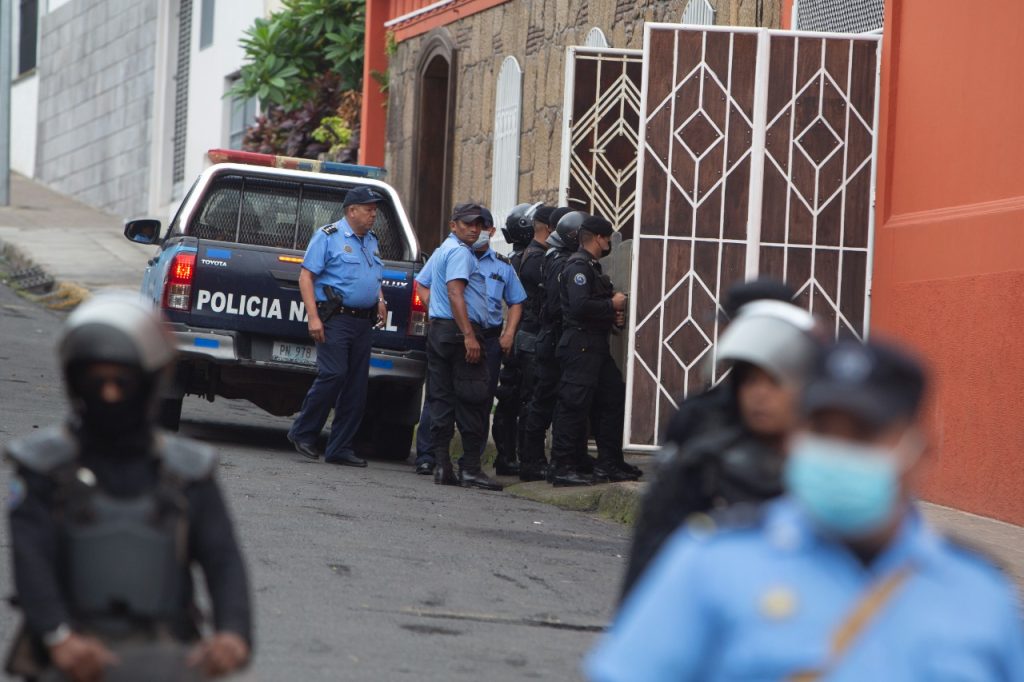 Misa en cautiverio policial: “Nuestras once vidas están en las manos del Señor”, dice monseñor Álvarez