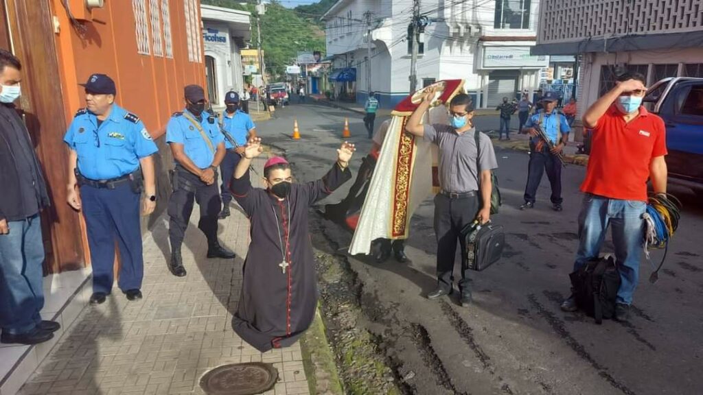 Ortega y Murillo no encarcelan en El Chipote al obispo Álvarez, pero siguen empujando su destierro