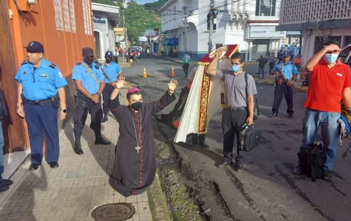 Monseñor Álvarez encara el cerco policial de la dictadura Ortega-Murillo