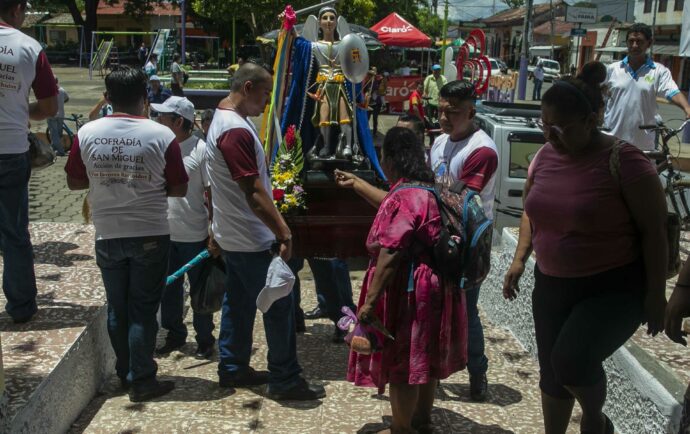 Ortega y Murillo cercan a San Miguel Arcángel: policía impide que los masayas lo saquen en procesión