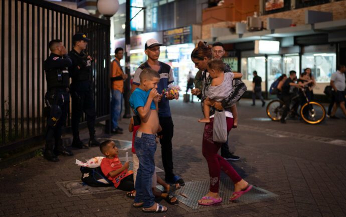 Los “caminantes de Venezuela” que superan el Darién respiran con la ayuda de una Costa Rica saturada