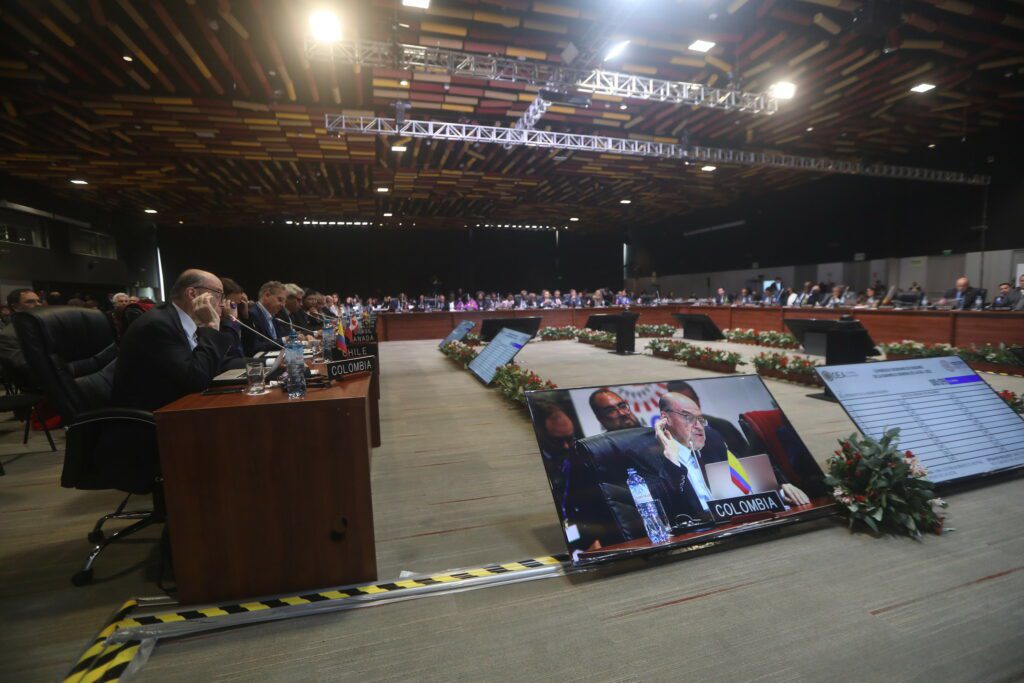 OEA demanda liberación de presos políticos y cese de la represión con 34 votos apabullantes