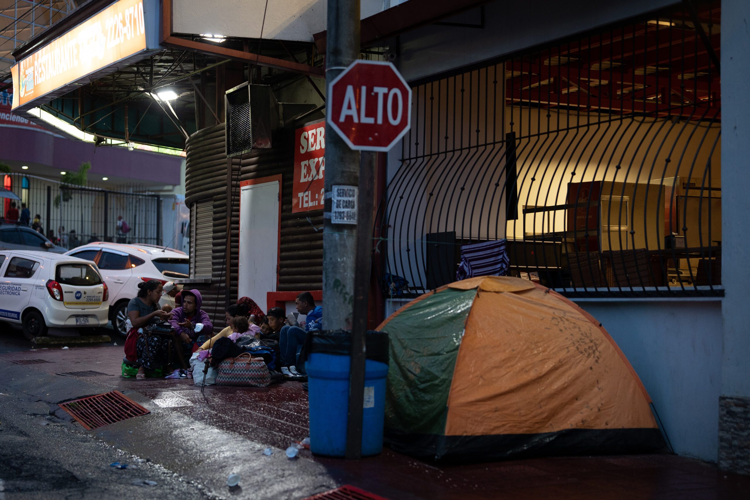 Los “caminantes de Venezuela” que superan el Darién respiran con la ayuda de una Costa Rica saturada