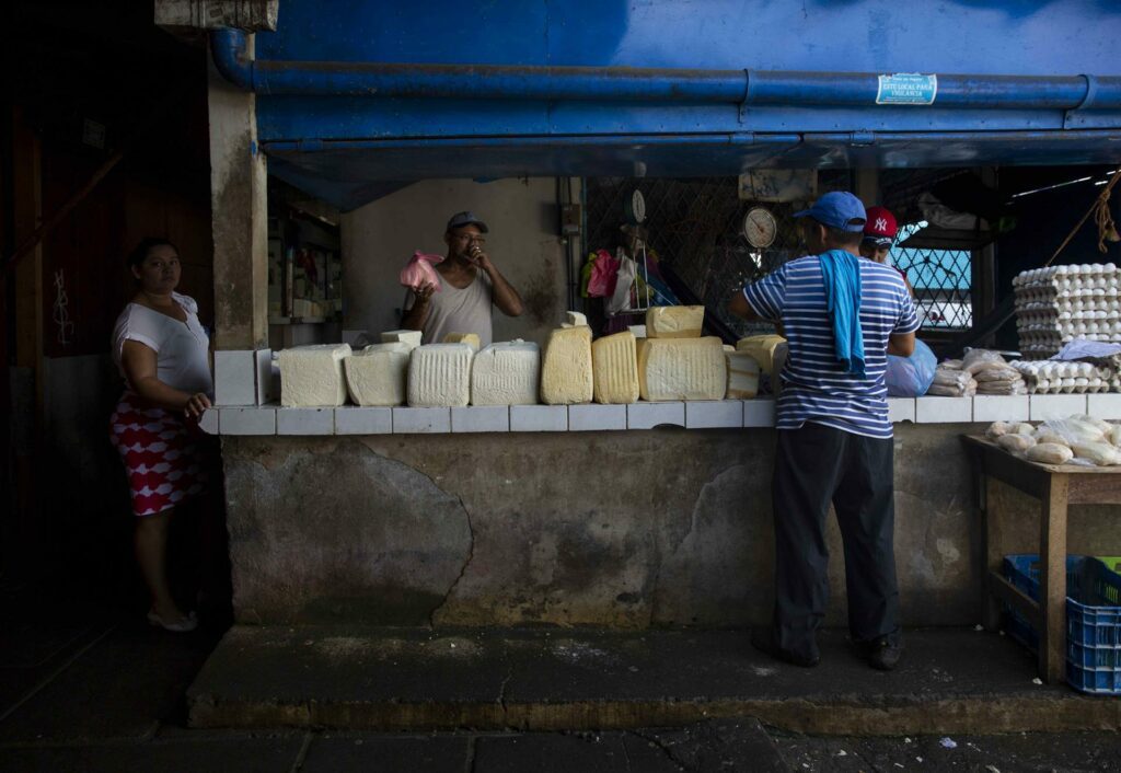 Los nicaragüenses tienen menos dinero para comprar arroz, frijoles y tortilla