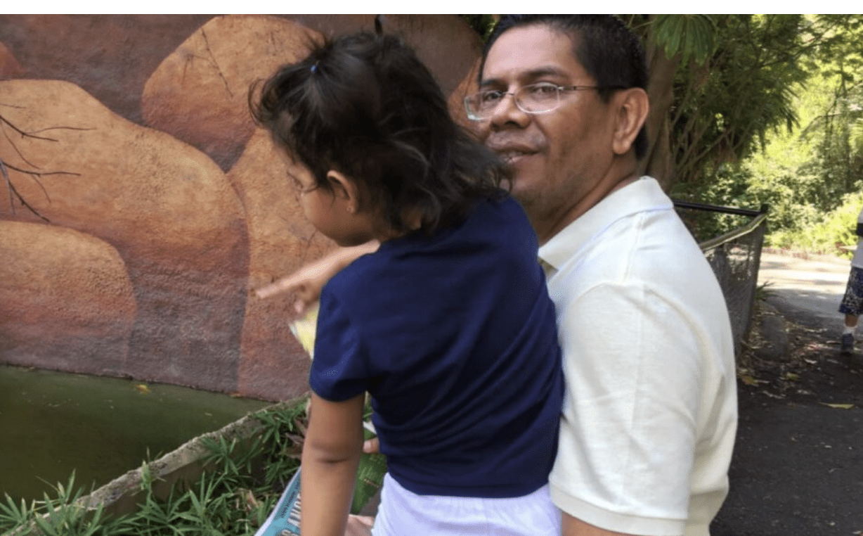 “Yo necesitaba este abrazo”. Miguel Mendoza logra ver a su hija Alejandra después de 534 días