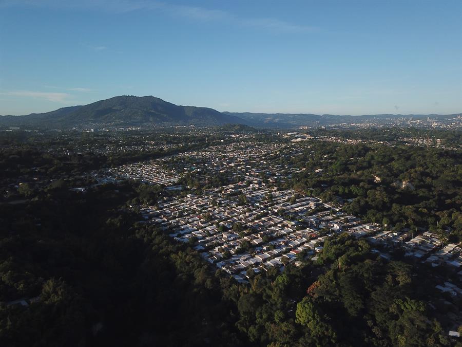 La propuesta de Bukele de reducir los municipios de El Salvador divide opiniones