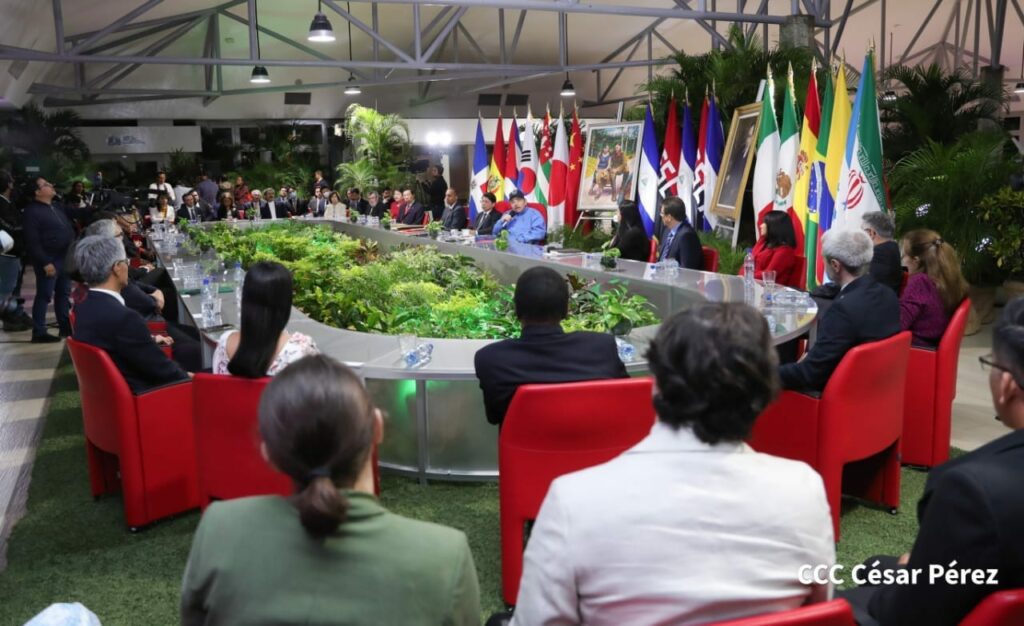 Ortega se reunión la tarde del lunes con el cuerpo diplomático de 14 países. Un formalismo, debido a que la mayoría ejercían funciones en el país. Foto: Presidencia.
