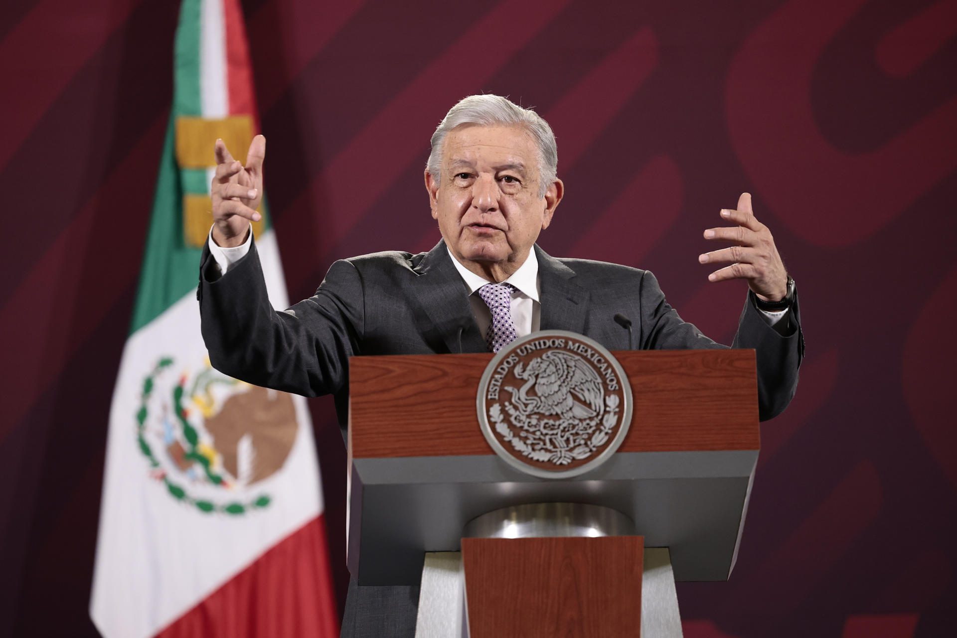 López Obrador ofreció este miércoles asilo y nacionalidad a los opositores nicaragüenses expulsados de su país e invitó a resolver la crisis de derechos mediante el "diálogo", pero evitó una vez más condenar las medidas del mandatario centroamericano, Daniel Ortega, como la retirada de la nacionalidad a decenas de ellos. Foto: José Méndez | EFE.