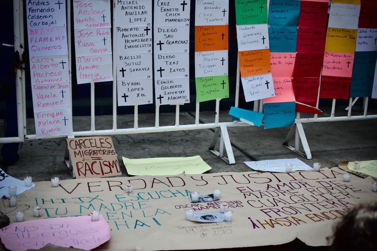 En Ciudad de México, la capital azteca, un grupo de migrantes y activistas manifestó frente a la Secretaría de Gobernación este miércoles. Foto: Franklin Villavicencio | Divergentes