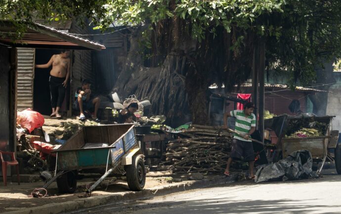 Élites económicas de Centroamérica evaden pagos de impuestos, lo que profundiza brecha social en la región