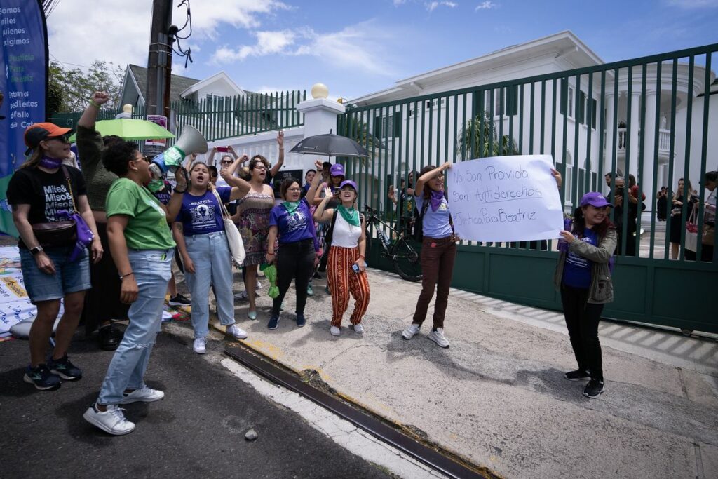 “Caso Beatriz”: feministas esperan “entusiastas” un fallo que despenalice el aborto en la región