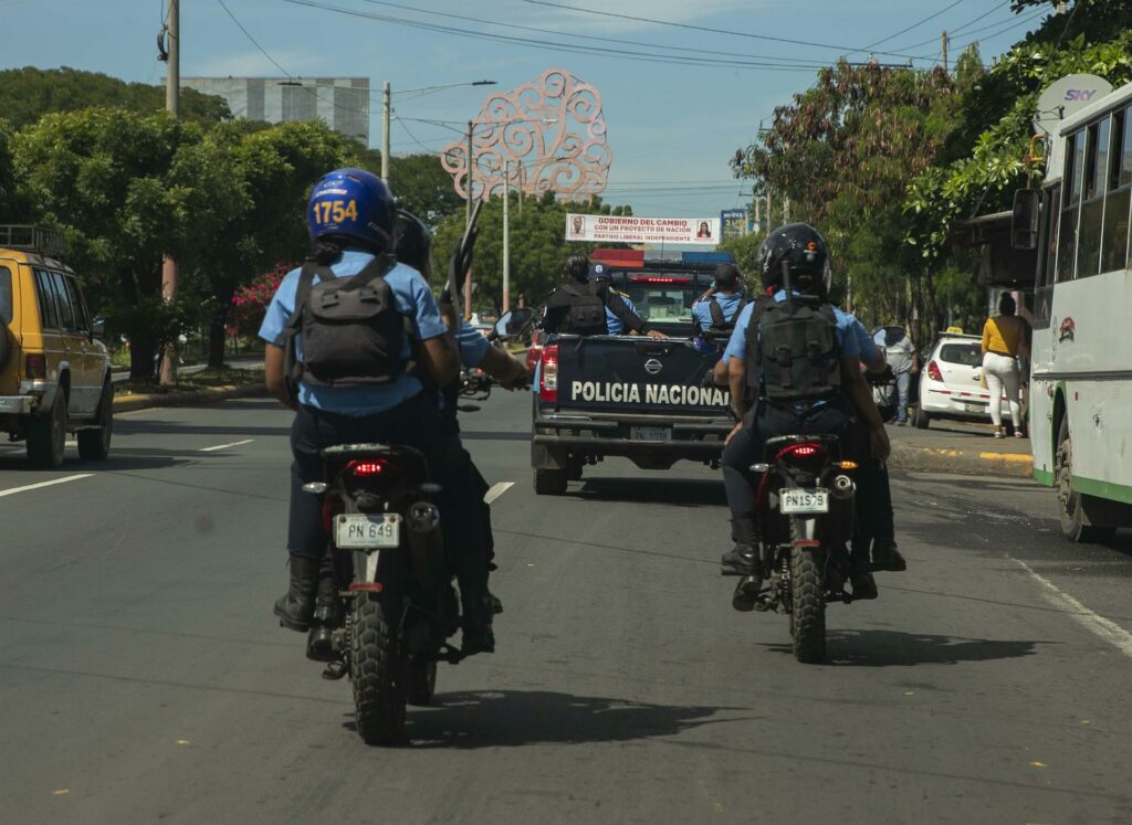 Firmar un cuaderno y foto en la estación policial: lo que viven a diario los procesados exprés por la dictadura