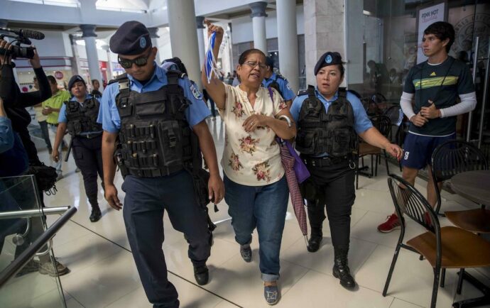 Firmar un cuaderno y foto en la estación policial: lo que viven a diario los procesados exprés