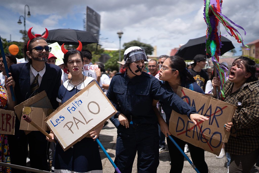 Una gran marcha en “defensa de la educación” truena contra el Gobierno de Chaves en Costa Rica