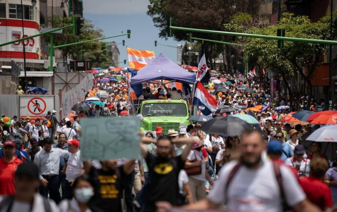 📷 Una marcha en “defensa de la educación” truena contra el Gobierno de Chaves