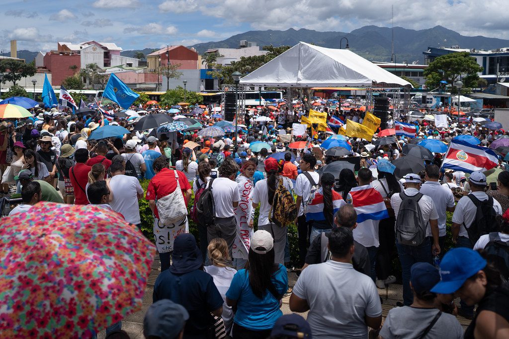 Una gran marcha en “defensa de la educación” truena contra el Gobierno de Chaves en Costa Rica