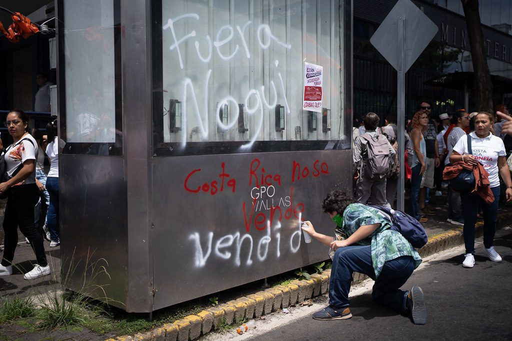 Una gran marcha en “defensa de la educación” truena contra el Gobierno de Chaves en Costa Rica