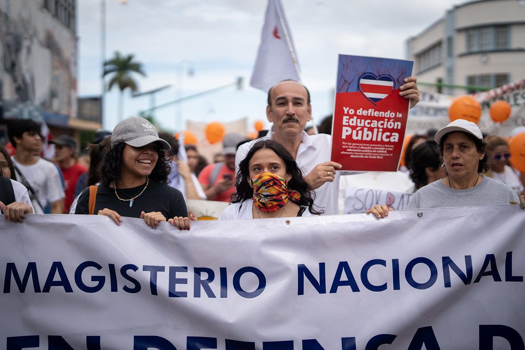 Una gran marcha en “defensa de la educación” truena contra el Gobierno de Chaves en Costa Rica