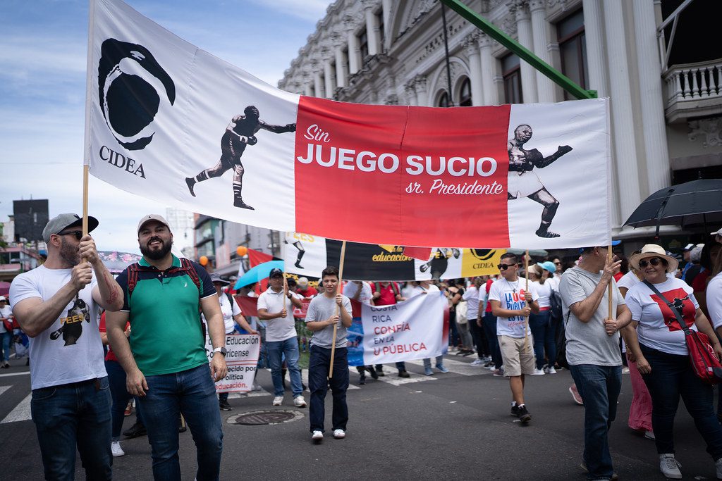 Una gran marcha en “defensa de la educación” truena contra el Gobierno de Chaves en Costa Rica