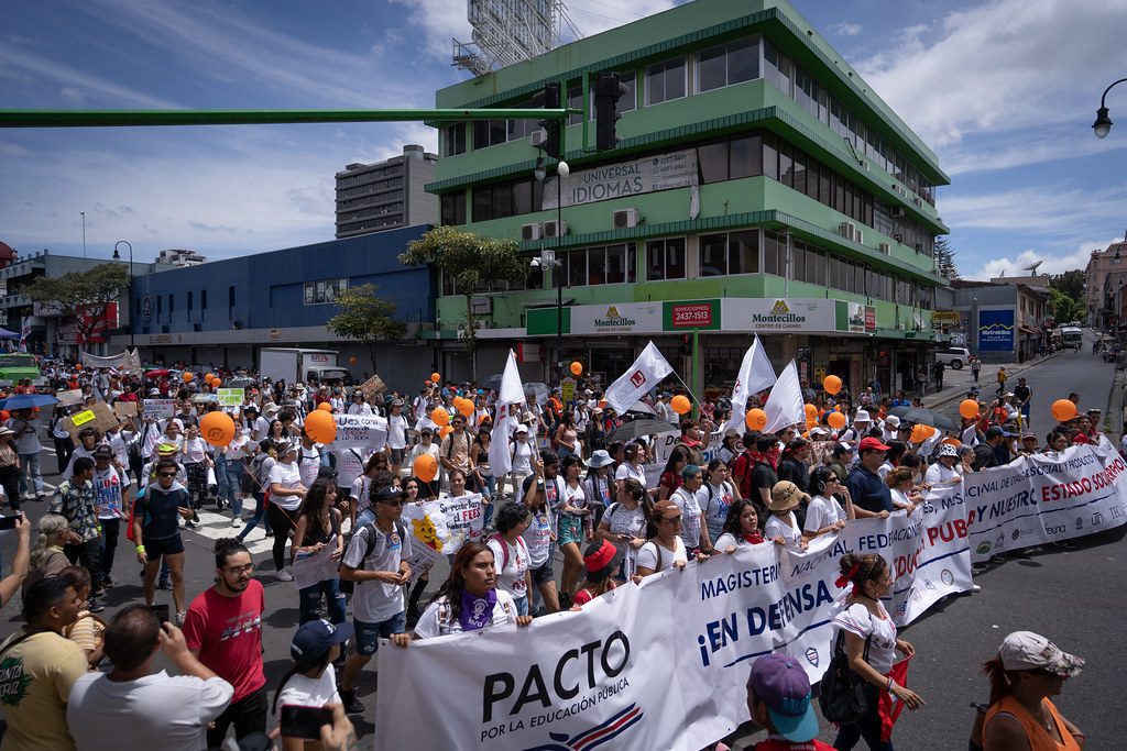 Una gran marcha en “defensa de la educación” truena contra el Gobierno de Chaves en Costa Rica