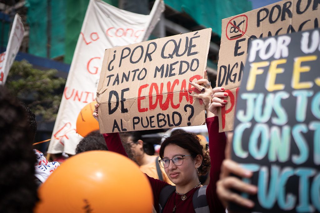 Una gran marcha en “defensa de la educación” truena contra el Gobierno de Chaves en Costa Rica