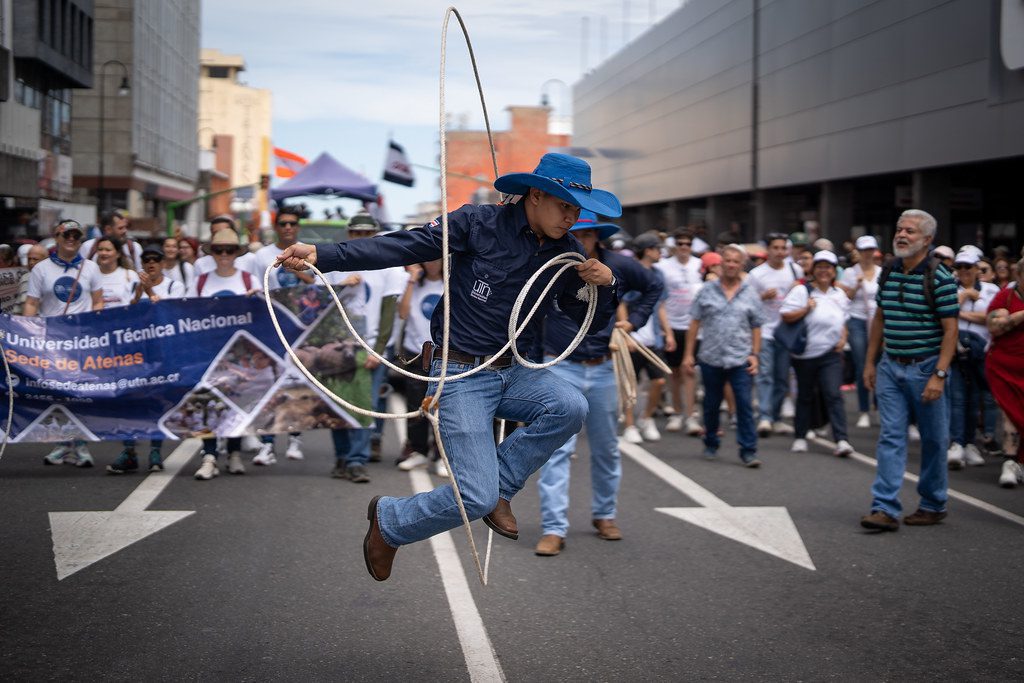 Una gran marcha en “defensa de la educación” truena contra el Gobierno de Chaves en Costa Rica