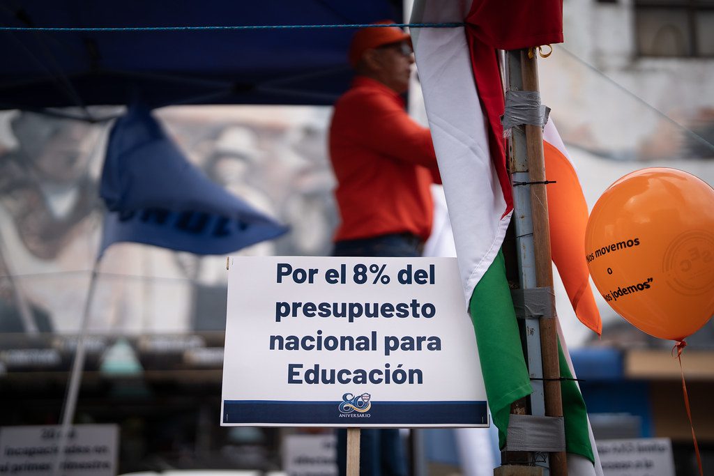 Una gran marcha en “defensa de la educación” truena contra el Gobierno de Chaves en Costa Rica