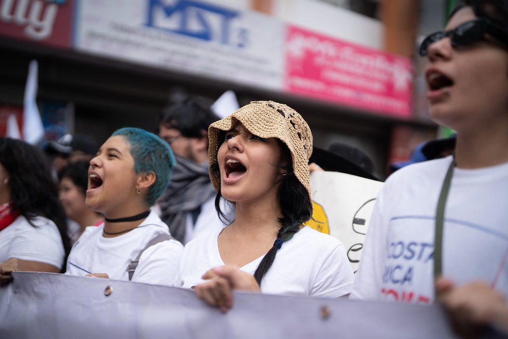 Una gran marcha en “defensa de la educación” truena contra el Gobierno de Chaves en Costa Rica