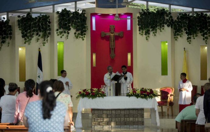 Dictadura cierra cuentas personales de sacerdotes y bancos no les notifican
