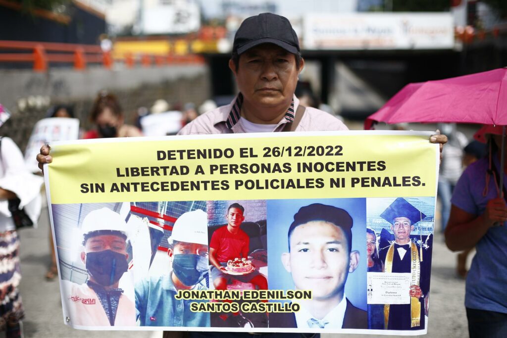 El régimen de excepción de Bukele acumula más de 71 mil detenciones en El Salvador