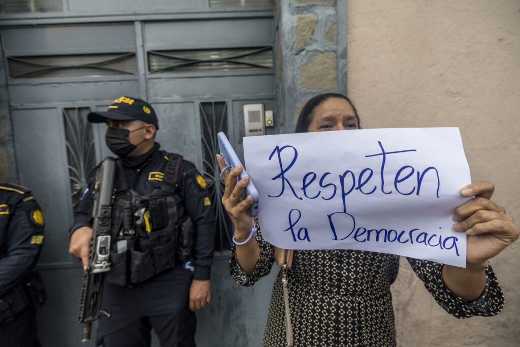 Fiscalía de Guatemala insiste en su cacería y pide captura de una funcionaria del tribunal electoral