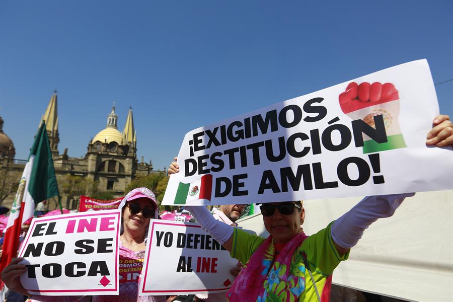 La democracia se desvanece en América Latina, advierte el Latinobarómetro 