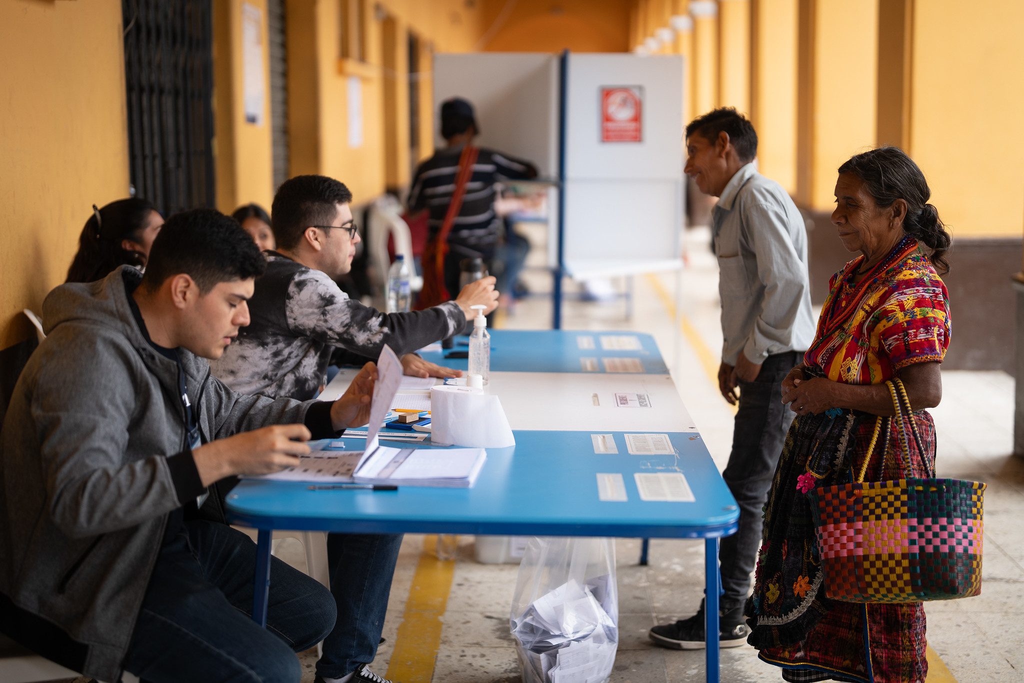 “Elegimos entre el bien y el mal”: la baja participación marca el balotaje en Guatemala