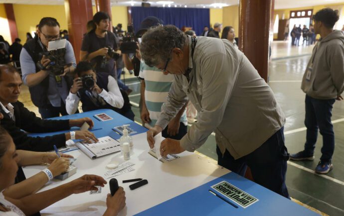 Guatemala abre las urnas del balotaje bajo incertidumbre
