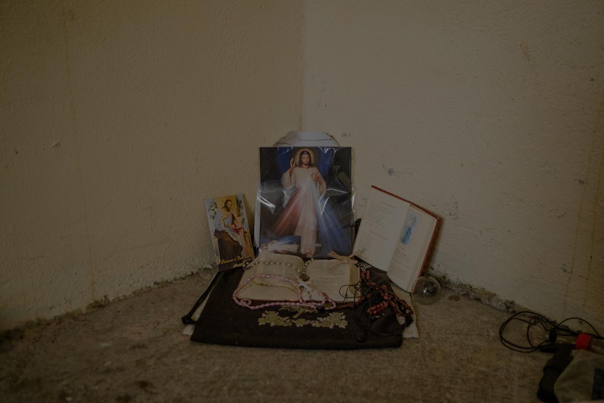 El altar improvisado que colocaron Francisco Montalván y Francisco Ruíz en la habitación en la que vivieron durante un mes en un barrio ubicado en los suburbios de Matamoros. Foto de Fred Ramos para Divergentes.