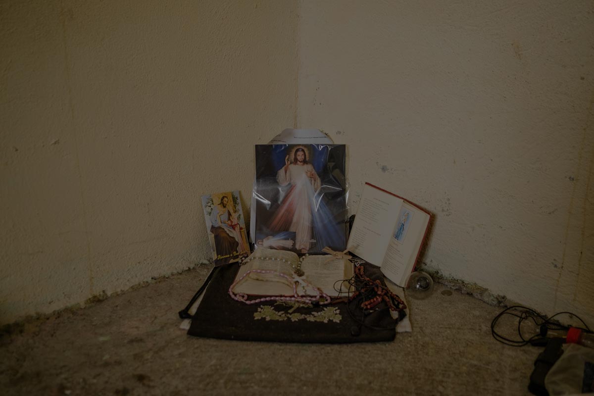 El altar improvisado que colocaron Francisco Montalván y Francisco Ruíz en la habitación en la que vivieron durante un mes en un barrio ubicado en los suburbios de Matamoros. Foto de Fred Ramos para Divergentes.
