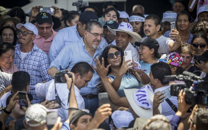 Guatemala se alista para una segunda vuelta poco “normal”: Bernardo Arévalo ganaría con 61%