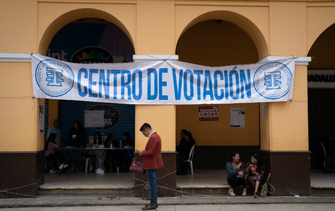 “Elegimos entre el bien y el mal”: la baja participación marca el balotaje en Guatemala