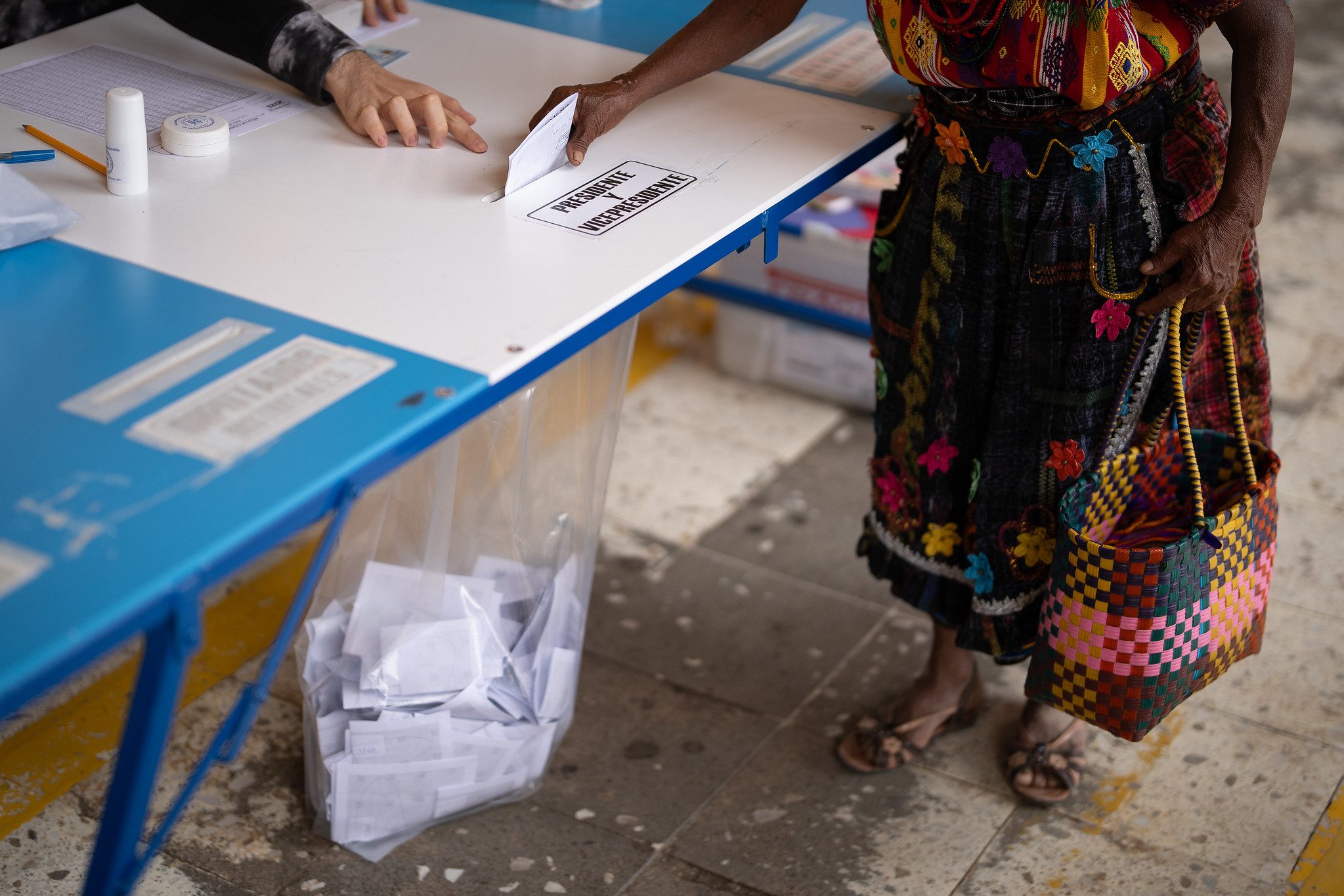 “Elegimos entre el bien y el mal”: la baja participación marca el balotaje en Guatemala